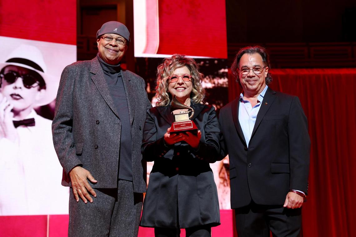 Fotografía cedida por la Academia Latina de la Grabación donde aparece el pianista y director de orquesta, Chucho Valdés (i), y el ingeniero de grabación y productor, Carlos Álvarez (d), durante la entrega de un reconocimiento a la cantante Albita durante el homenaje a las leyendas de la música latina de los Grammy latinos celebrado este domingo en el Teatro Arsh Center en Miami, Florida (EE.UU.). La semana dedicada a los Latin Grammy comenzó este domingo en Miami con la entrega al premio a la Excelencia Musical a la cubana Albita, la española Lolita Flores, el argentino Alejandro Lerner, los mexicanos de Los Ángeles Azules y el puertorriqueño Draco Rosa.