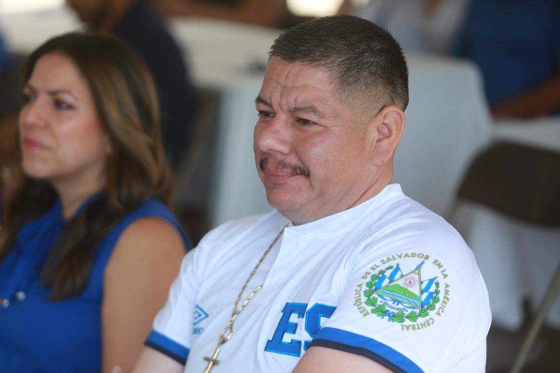 El alcalde de la ciudad de Mendota, Rolando Castro, quien, aunque es de origen mexicano, estuvo presente el sábado 17 de septiembre para representar a la población salvadoreña de Mendota que es el 70 por ciento de la población de la ciudad en las instalaciones del Consulado General de El Salvador en Fresno para celebrar por primera vez el Dia de la Independencia de su país natal, que este año conmemora 201 años.