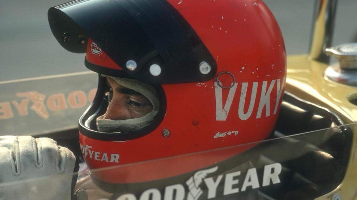 Fresno native Bill Vukovich Jr., part of a prominent but tragic auto racing family that competed in the IndyCar series, died from pneumonia at 79 years old.