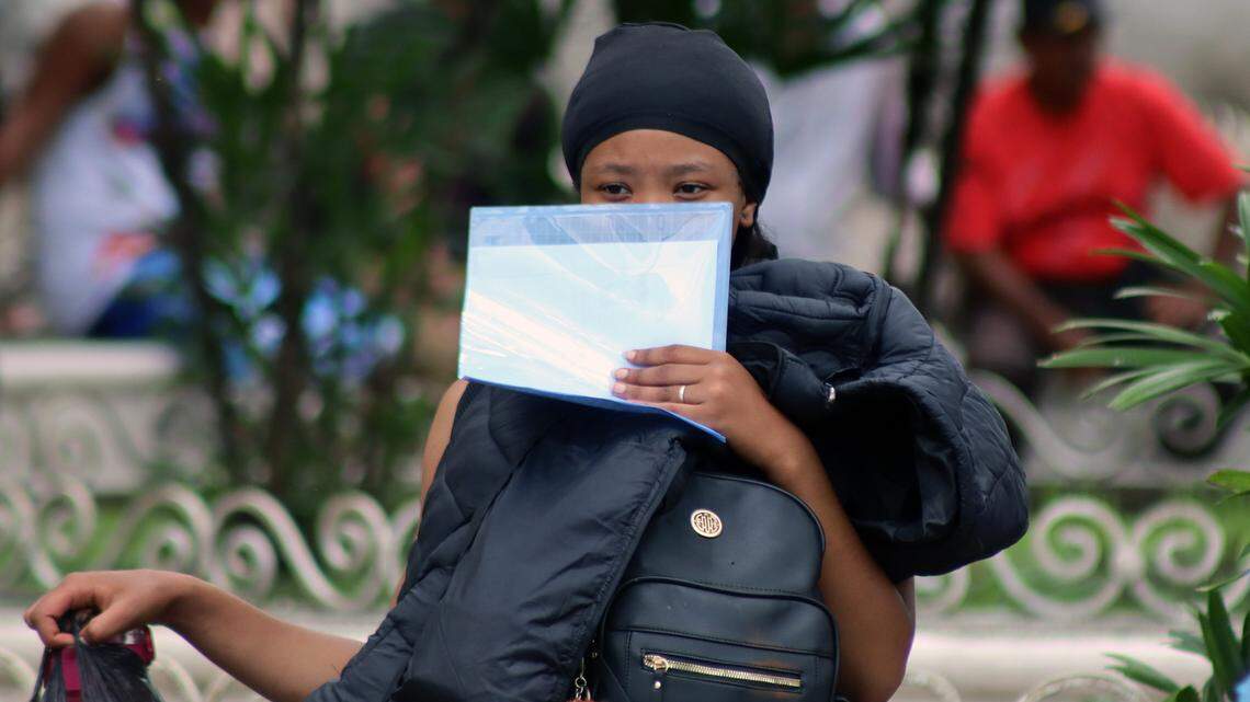 Migrants of different nationalities remain waiting to regularize their immigration status this Monday, in the municipality of Tapachula in Chiapas.