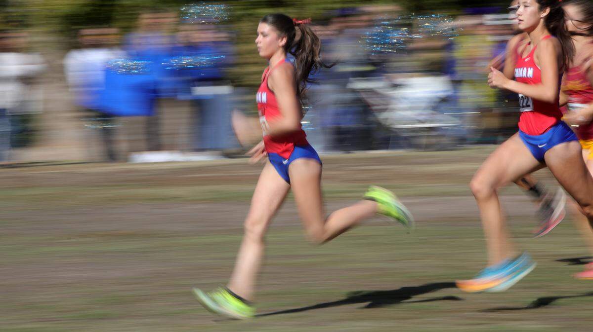 Buchanan High sophomore Kynzlee Buckley jumps out to a fast start at the TRAC cross country championships at Woodward Park on Nov. 9, 2023.