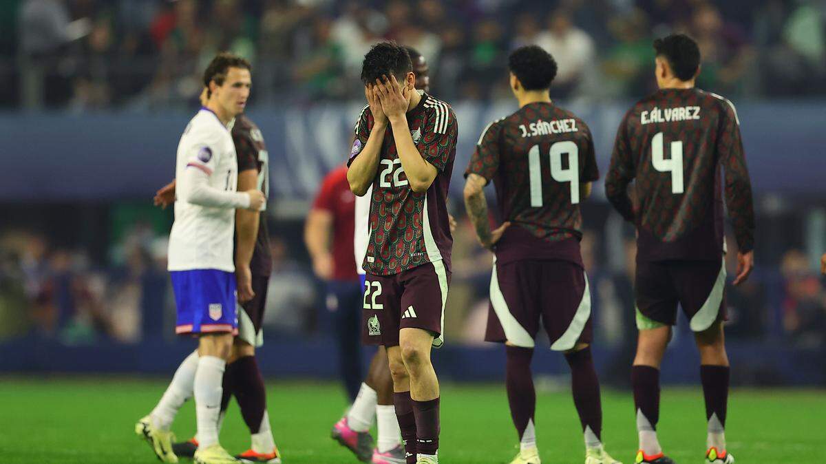 Jugadores de México se lamentan al perder ante Estados Unidos este domingo, en el partido de la final de La Liga de Naciones de la Concacaf en el estadio AT&T, en Arlington, Texas.