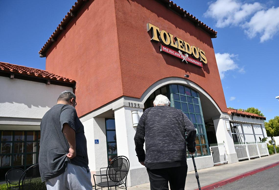 Los clientes llegan a la ubicación del restaurante mexicano Toledo’s en Shaw Avenue, en Clovis, el martes 26 de marzo de 2024 .