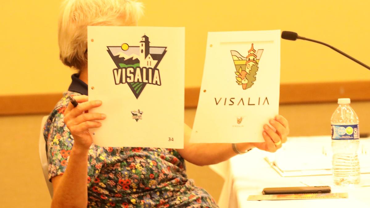 El comité de rediseño del logo de Visalia está definiendo las recomendaciones sobre las propuestas que presentarán al Concejo Municipal esta noche en el Centro de Convenciones de Visalia. La propuesta 34 es una de las cinco provisionales – junto con las números 7, 35, 56 y 59– compiladas el lunes por la noche, y que se revisarán el miércoles para obtener una perspectiva "nueva".