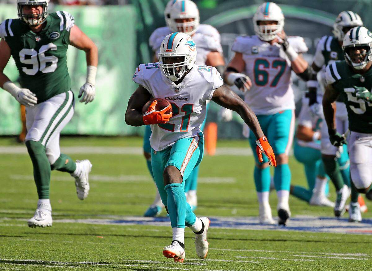 Miami Dolphins’ Frank Gore runs the ball after a reception late in the fourth quarter to help secure a first down and a win against the New York Jets on Sunday, Sept., 16, 2018 at MetLife Stadium in the Meadowlands, N.J.