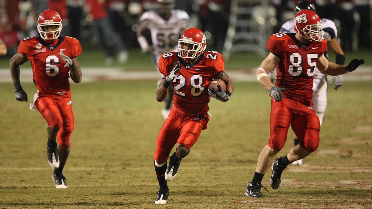 Fresno State’s A. J. Jefferson, led by blockers Chastin West, left, and Bear Pascoe returns a kickoff for a touchdown in the fouth quarter of a 2008 game against Nevada. Fresno State has not returned a kickoff for a touchdown since that 92-yard return by Jefferson..