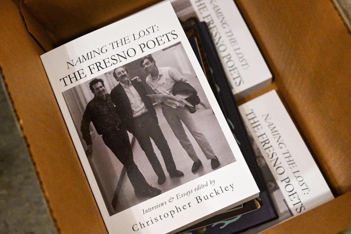 Una caja con ejemplares del libro “Naming the Lost: The Fresno Poets” llega a Judging by the Cover, una librería independiente en el Barrio Chino de Fresno que ofrece muchos títulos locales.