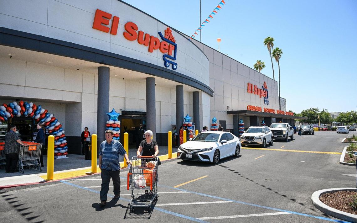 Shoppers come and go at the new El Super supermarket during its grand opening on the north end of Manchester Center in Fresno on Wednesday, June 25, 2025.