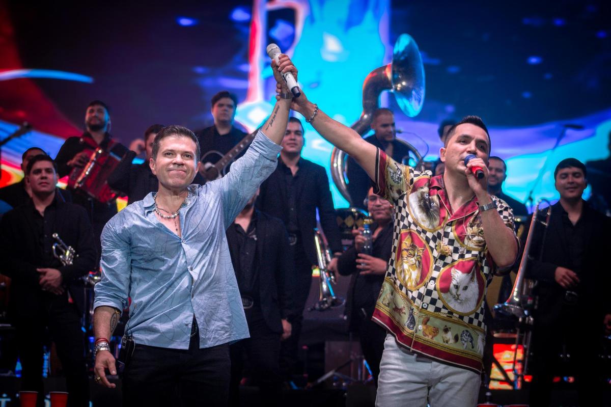 After breaking records in Mexico, Jorge Medina and Josi Cuén are bringing their “Juntos: Así o Más Claro y Que Critiquen Tour” to the U.S. with stops in Fresno and Sacramento.