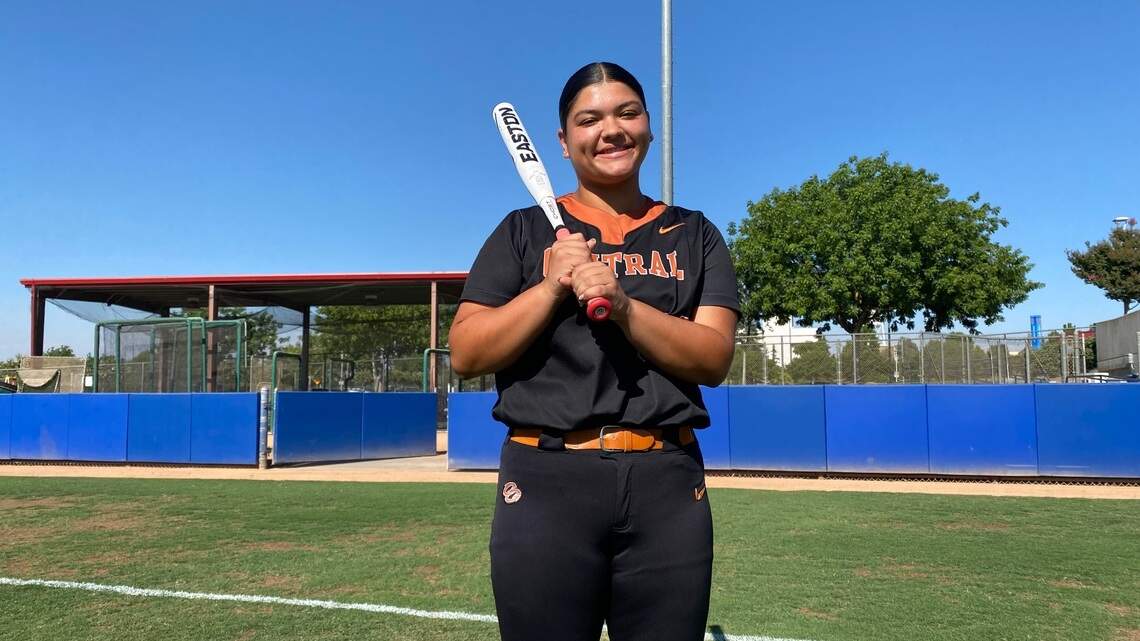 Jayden Ramos va a Arkansas y deja huella en el equipo de sóftbol de Central