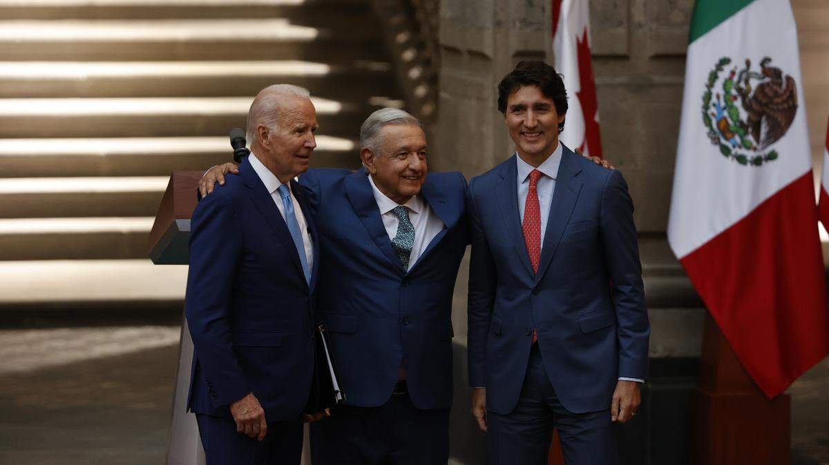 A los presidentes Biden y Trudeau apenas se les permitió hablar en público durante su reciente visita a México. AMLO acaparó el micrófono, se tomó 28 minutos para responder una pregunta y luego terminó la conferencia de prensa.