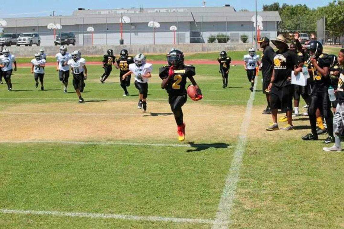 Xavier Worthy takes off with the ball for the Edison Pop Warner team.