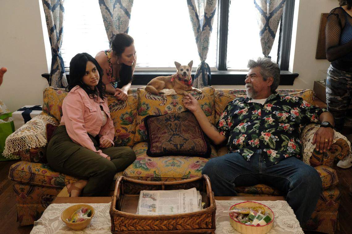 (De izquierda a derecha) Emily Tosta como Claudia, Mariana Treviño como Gabbi y George López como Bennie en la comedia familiar ‘How the Gringo Stole Christmas’ (Cómo el gringo se robó la Navidad), un lanzamiento de Lionsgate.