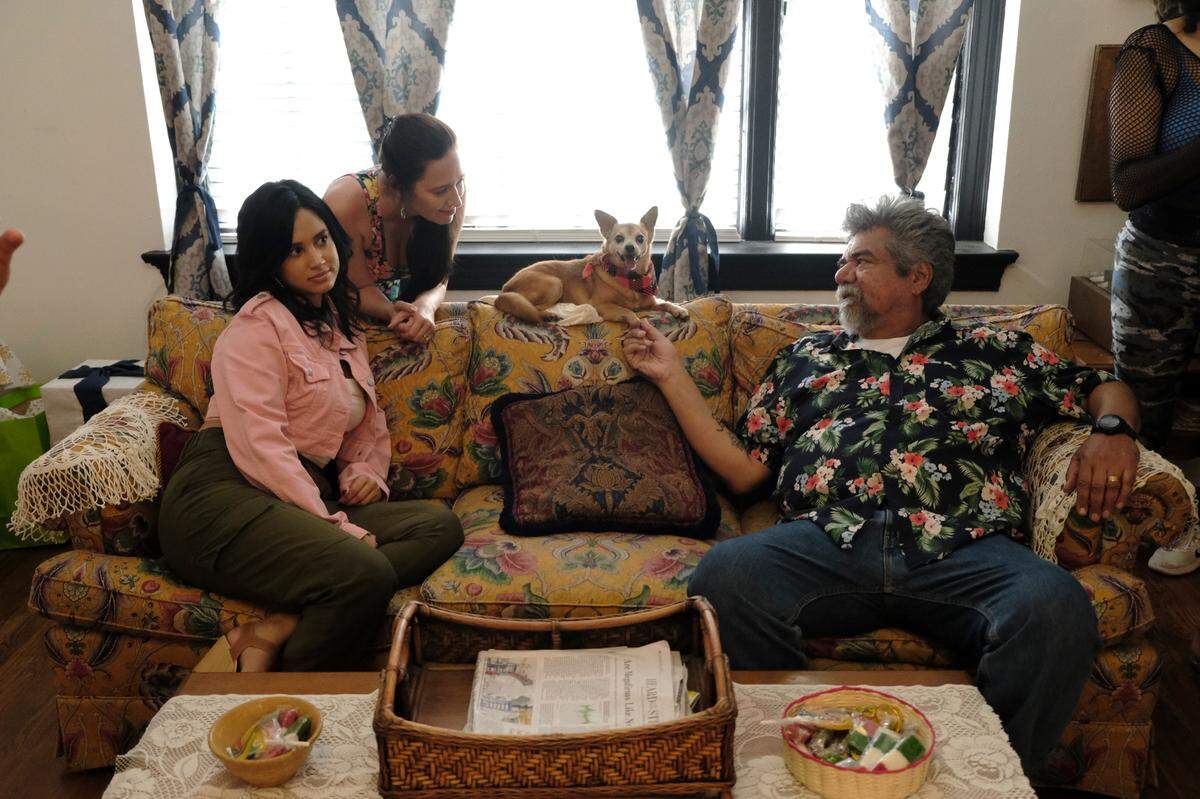 (De izquierda a derecha) Emily Tosta como Claudia, Mariana Treviño como Gabbi y George López como Bennie en la comedia familiar ‘How the Gringo Stole Christmas’ (Cómo el gringo se robó la Navidad), un lanzamiento de Lionsgate.