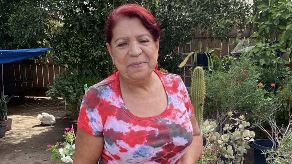 Rafaela Espíndola, de 74 años, fue asesinada dentro de su casa. La Fiscalía de Distrito del Condado de Tulare acusó al inquilino de Espíndola, Michael Major, de homicidio, junto con otros cargos graves. Espíndola había estado subarrendando una habitación en su casa a Major durante los últimos dos o tres meses, dijo la familia de la víctima.
