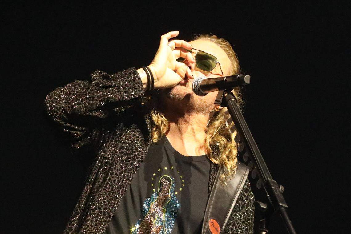 Maná's lead singer and guitarist, Fher Olvera, during his "Vivir sin Aire" tour at the Save Mart Center on Friday, November 28, 2025 in Fresno. | El vocalista y guitarrista de Maná, Fher Olvera, durante su gira “Vivir sin Aire” en el Save Mart Center el viernes 28 de noviembre del 2025 en Fresno.