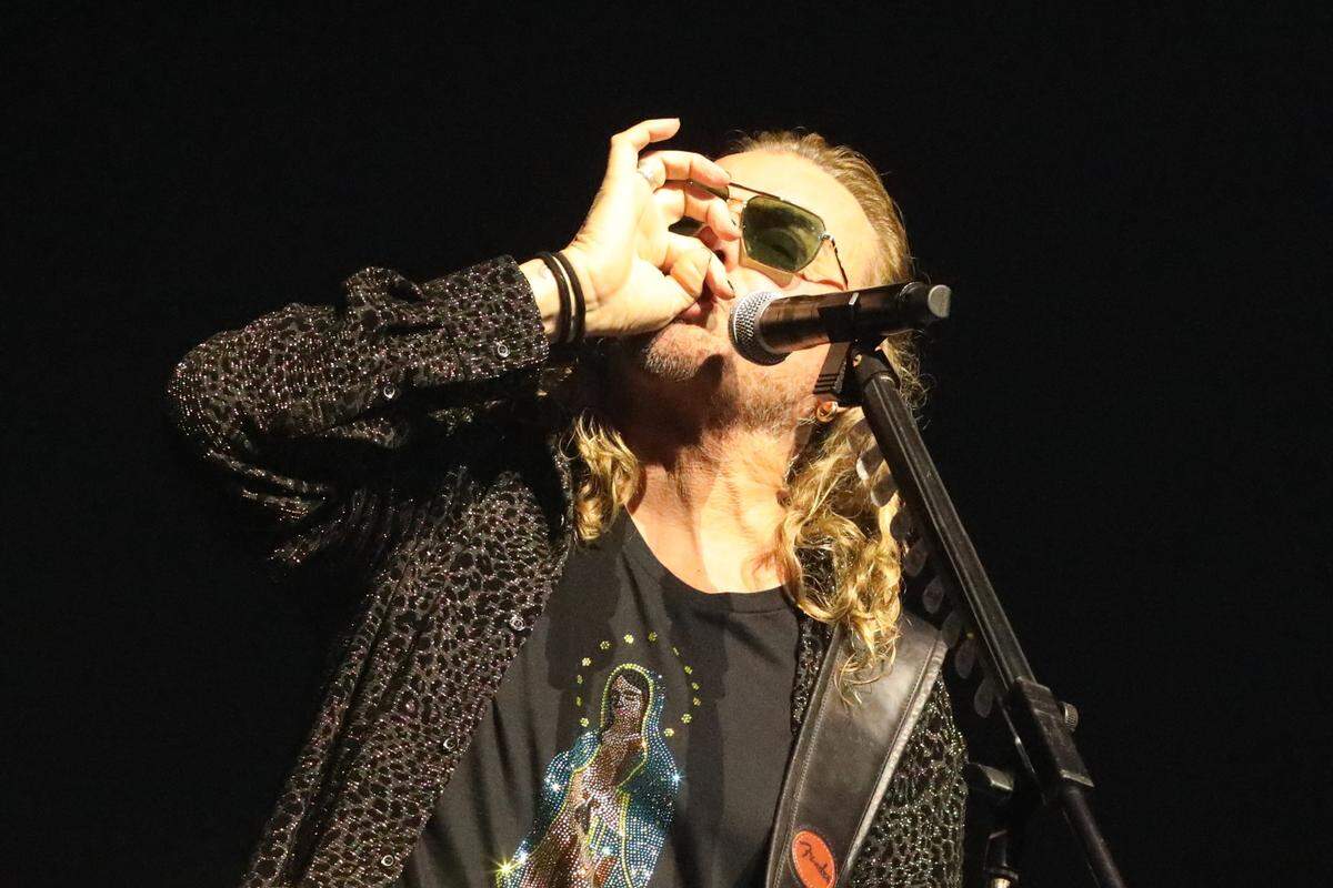 Maná's lead singer and guitarist, Fher Olvera, during his "Vivir sin Aire" tour at the Save Mart Center on Friday, November 28, 2025 in Fresno. | El vocalista y guitarrista de Maná, Fher Olvera, durante su gira “Vivir sin Aire” en el Save Mart Center el viernes 28 de noviembre del 2025 en Fresno.