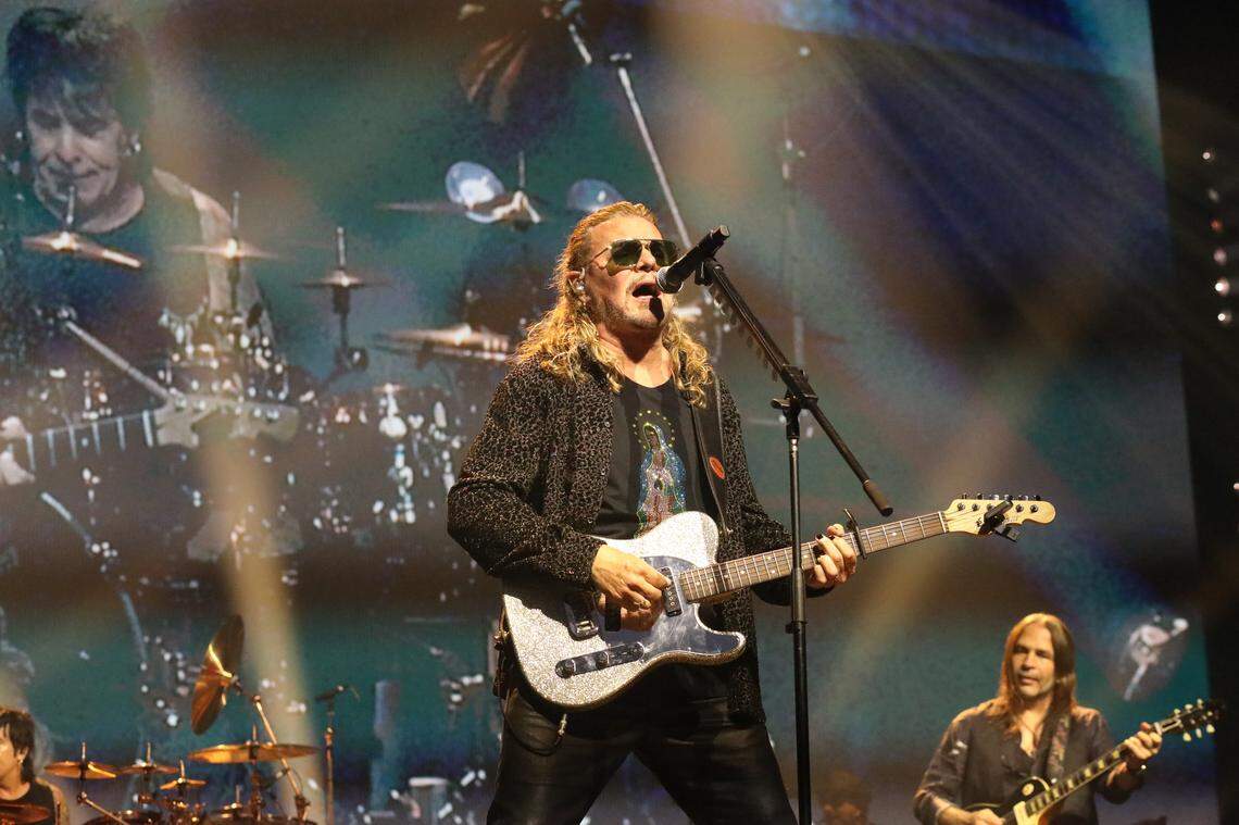 Maná's lead singer and guitarist, Fher Olvera, during his "Vivir sin Aire" tour at the Save Mart Center on Friday, November 28, 2025 in Fresno. | El vocalista y guitarrista de Maná, Fher Olvera, durante su gira “Vivir sin Aire” en el Save Mart Center el viernes 28 de noviembre del 2025 en Fresno.