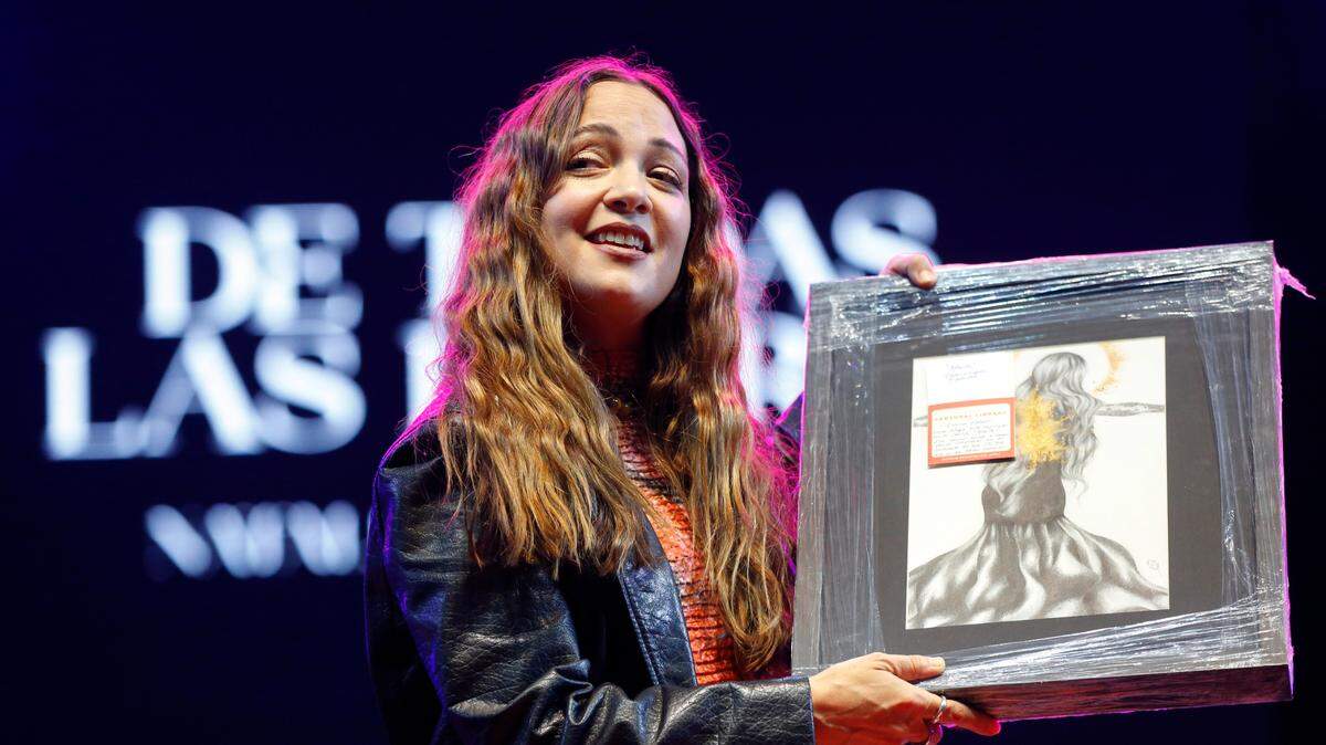 La cantante mexicana Natalia Lafourcade posa hoy en la presentación de su libro ‘De Todas las Flores’, durante la 37 edición de la Feria Internacional del Libro (FIL), en Guadalajara, Jalisco.