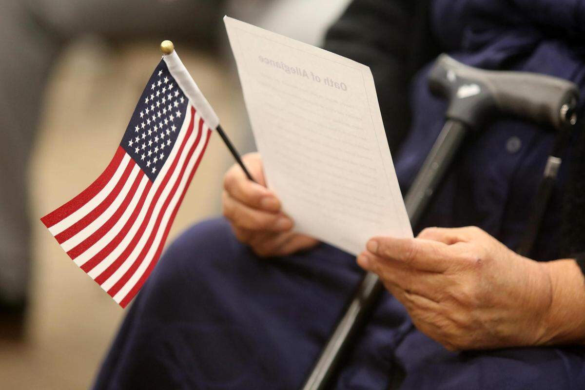 Unas 120 personas del Valle tomaron juramento de lealtad a los Estados Unidos el 16 de febrero durante una ceremonia de naturalización en Fresno.&nbsp;