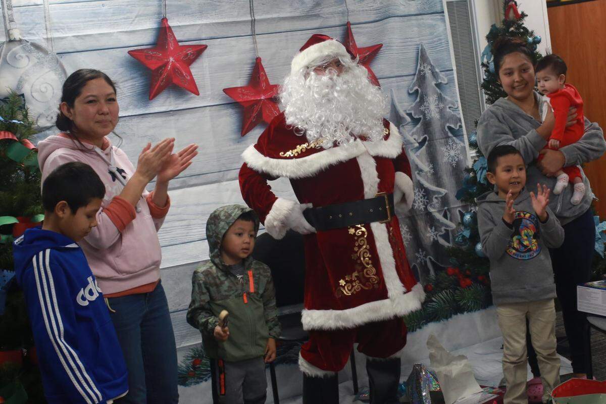 La Navidad llegó temprano para las hermanas Bahena y sus cuatros hijos del Distrito Escolar Unificado de Sanger gracias a la celebración de Navidad de la Familia Migrante del 2022 que se llevó a cabo el martes (6 de diciembre) en Sanger trayendo alegría y muchos regalos y sorpresas. &nbsp;