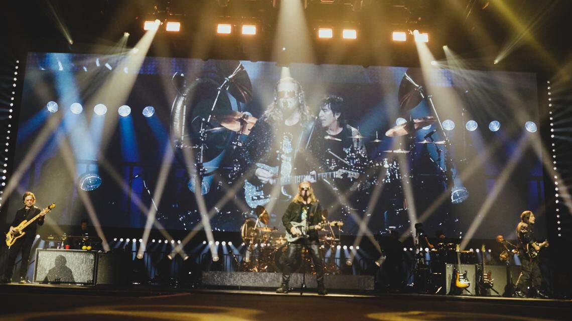 Maná's lead singer and guitarist, Fher Olvera, during his "Vivir sin Aire" tour at the Save Mart Center on Friday, November 28, 2025 in Fresno. | El vocalista y guitarrista de Maná, Fher Olvera, durante su gira “Vivir sin Aire” en el Save Mart Center el viernes 28 de noviembre del 2025 en Fresno.