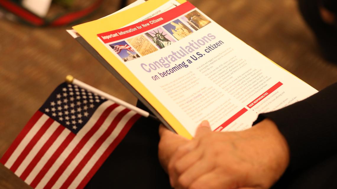 La oficina de servicios de ciudadanía comenzará a utilizar agentes de inmigración armados