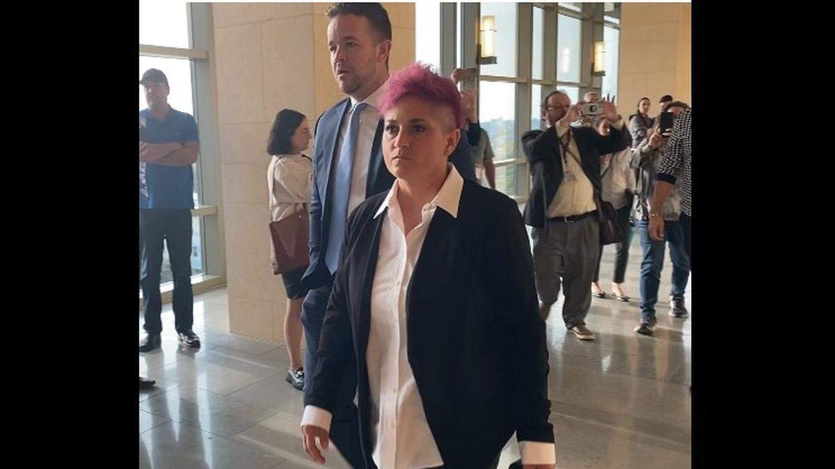 Irma Olguín y Jake Soberal, cofundadores de Bitwise, abandonan el Tribunal Federal Robert E. Coyle, en Fresno.