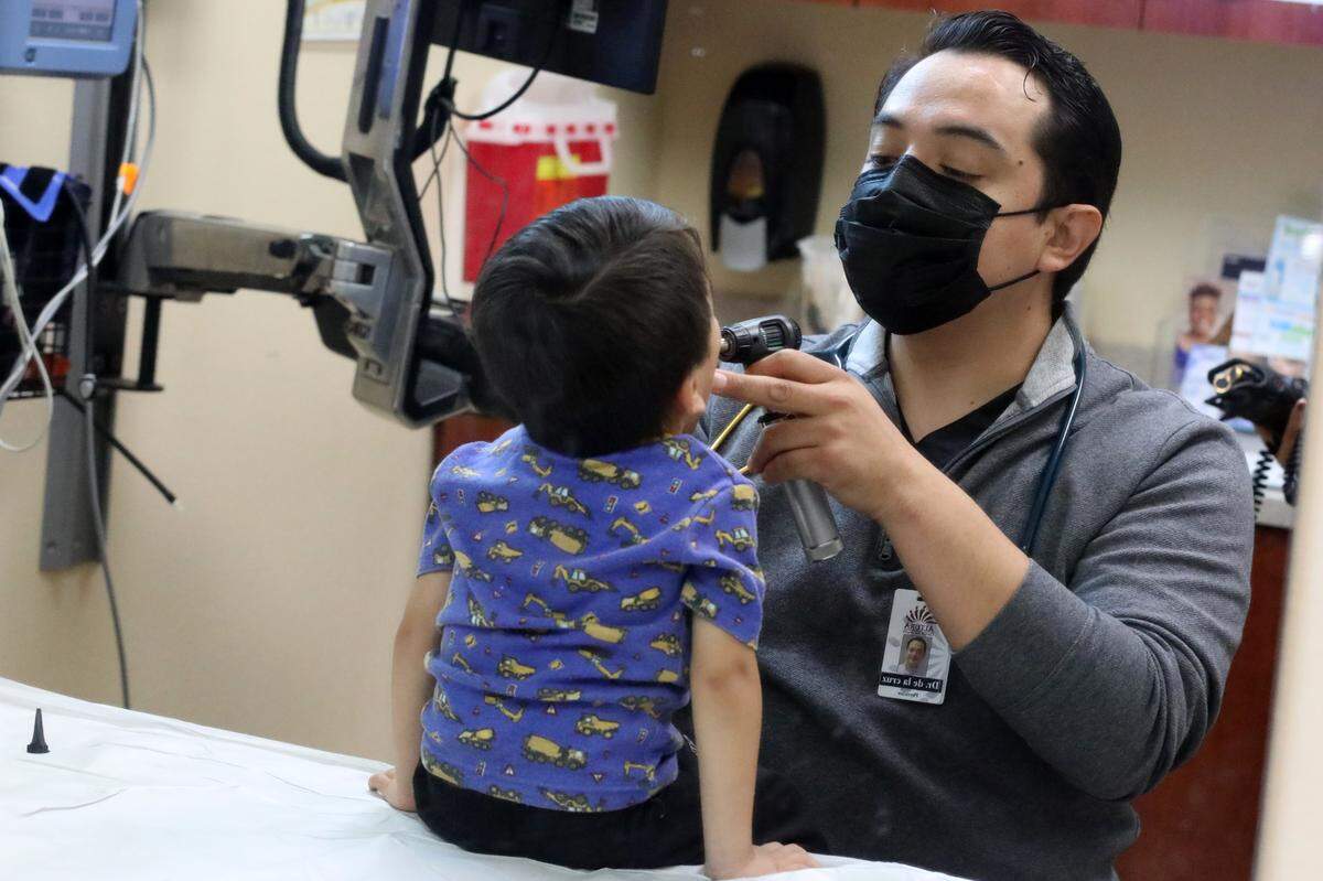 El doctor pediatra Rodrigo De la Cruz revisa a uno de sus pacientes en la clínica Altura Centers for Healths en el oeste de Tulare el 7 de septiembre del 2023./ Pediatrician Dr. Rodrigo De la Cruz checks on one of his patients at the Altura Centers for Healths clinic in west Tulare on Sept. 7, 2023.