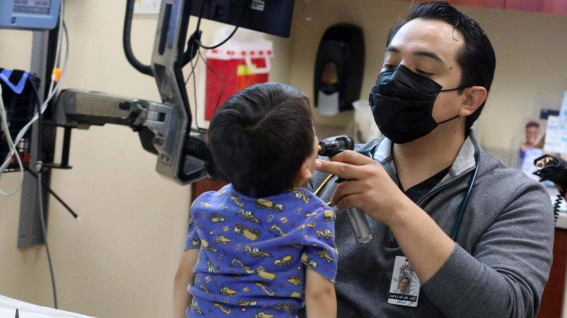 El doctor pediatra Rodrigo De la Cruz revisa a uno de sus pacientes en la clínica Altura Centers for Healths en el oeste de Tulare el 7 de septiembre del 2023./ Pediatrician Dr. Rodrigo De la Cruz checks on one of his patients at the Altura Centers for Healths clinic in west Tulare on Sept. 7, 2023.