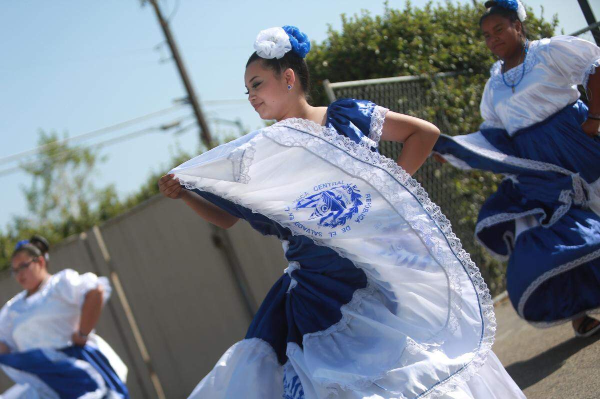 Jayden Barrera, (izquierad), Briana Torres, (centro), y Karla Mendez, (derecha) varias de las niñas que realizarón un baile salvadoreño el sábado 17 de septiembre en las instalaciones del Consulado General de El Salvador en Fresno para celebrar por primera vez el Dia de la Independencia de su país natal, que este año conmemora 201 años.