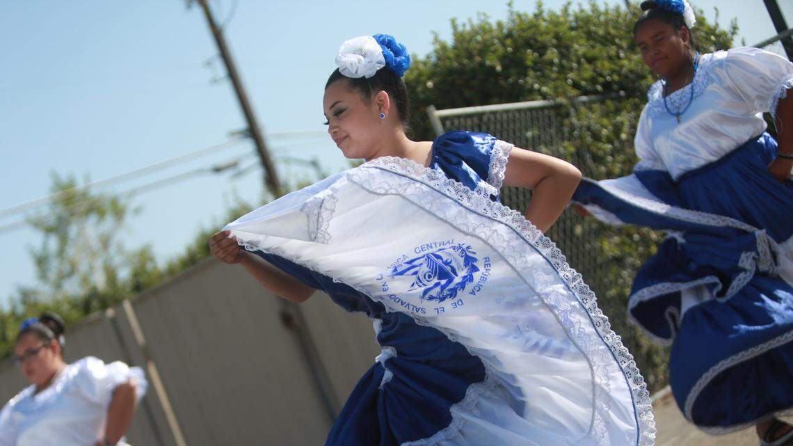 Jayden Barrera, (izquierad), Briana Torres, (centro), y Karla Mendez, (derecha) varias de las niñas que realizarón un baile salvadoreño el sábado 17 de septiembre en las instalaciones del Consulado General de El Salvador en Fresno para celebrar por primera vez el Dia de la Independencia de su país natal, que este año conmemora 201 años.