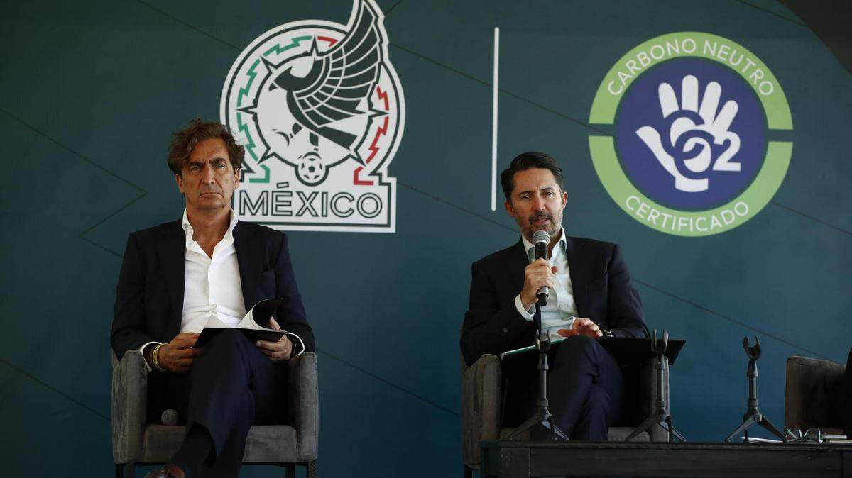 El presidente de la Federación Mexicana de Fútbol, Yon de Luisa (d) y el presidente de CO2 Solutions, José Alonso Lanseros (i) participan hoy, durante una rueda de prensa en Ciudad de México.