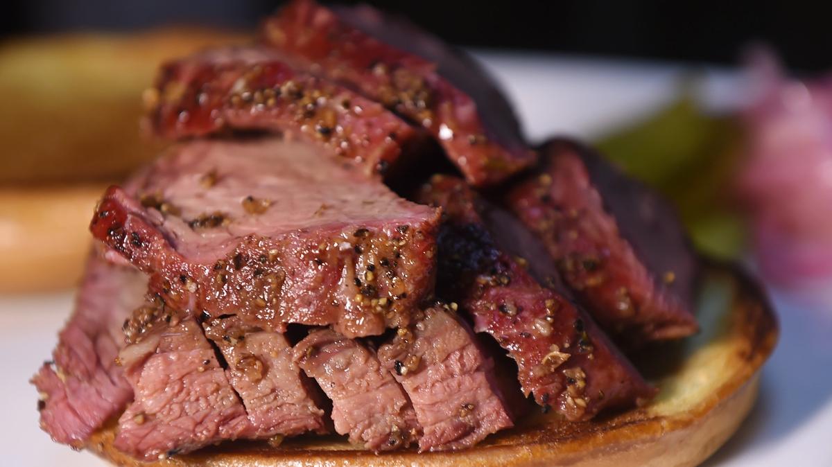 Sandwich de tri-tip, fotografiado en Mega Texas Barbeque, el viernes 1º de febrero de 2019, en Fresno.