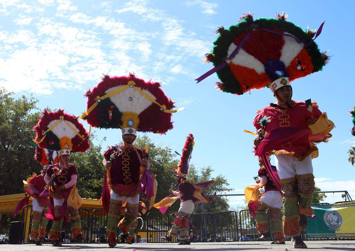 Ballet Folklórico Nueva Antequera from Los Ángeles performs ‘Danza de la Pluma’ from the Central Valleys of Oaxaca during the Guelaguetza Fresno 2022 at Calwa Park on Sept. 25, 2022. / Ballet Folklórico Nueva Antequera de Los Ángeles presentaron ‘Danza de la Pluma’ de los Valles Centrales de Oaxaca durante La Guelaguetza Fresno 2022 en el parque Calwa el 25 de septiembre 2022.