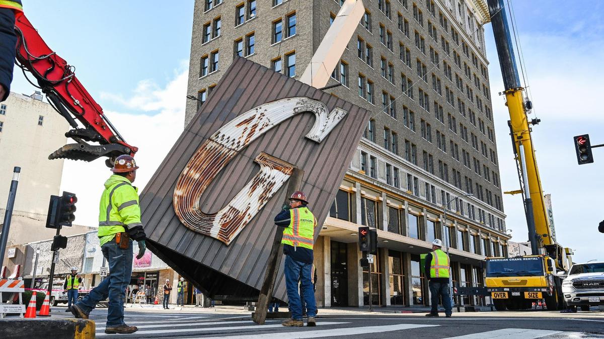 The Guarantee Bank G sign touches Fresno Street at Fulton after finally being removed from the Guarantee Bank building in downtown Fresno on Saturday, Feb. 3, 2024.