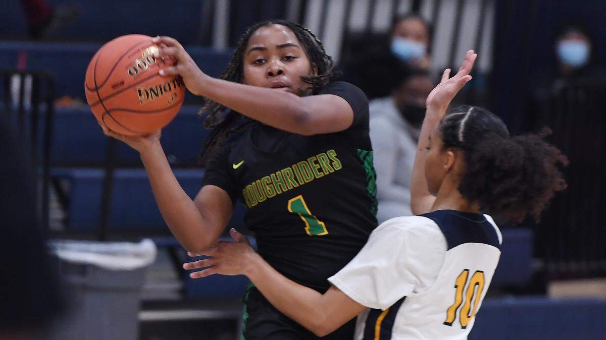 Roosevelt’s Karlie Grier, left, with Sunnyside’s Lilia Haynes to the right in game action Friday night, Jan. 14, 2022 in Fresno. Sunnyside edged out Roosevelt 47-45.