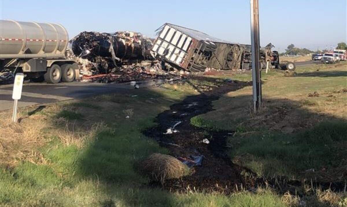 Un choque frontal entre dos semirremolques la mañana del jueves 23 de octubre en Highway 33 provocó el derrame de 3,000 galones de petróleo y el cierre de la carretera durante varias horas.