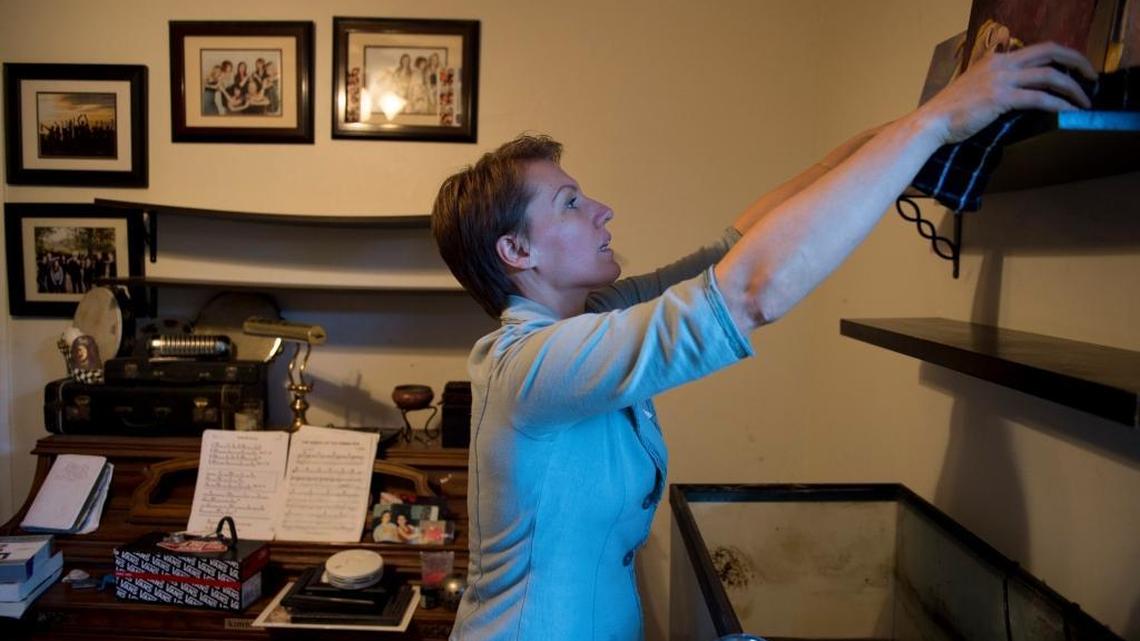 Clutter expert Daria LaMoure helps clean out Joey Miller’s room in her East Sacramento home.