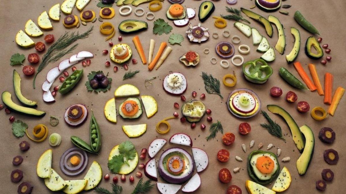 
A design by Celeste Alexander using fresh vegetables sprinkled with chai seeds.
