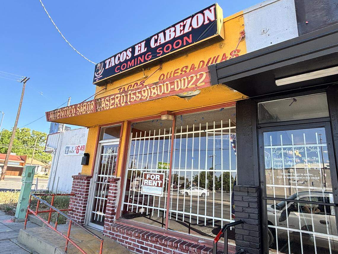 Tacos El Cabezon debía abrir en esta ubicación en las avenidas McKinley y Fruit, pero nunca lo hizo. El arrendador dijo que el propietario no pagó el último mes de renta y el local ahora está en renta.