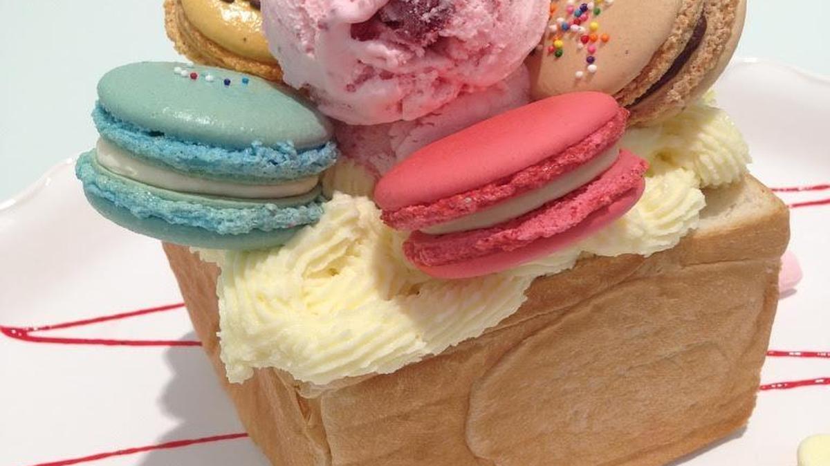 
This sweet dessert toast is a top seller at newly opened Taipei 101. The sweet toast is topped with macaron cookies made in house and ice cream, and can feed about four people.
