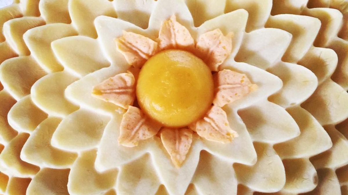 The nostalgically named ice box cakes are made using molds that make their tops look like daisies or chrysanthemums. They must be kept frozen and are made using a mousse, like the one made from fresh Meyer lemons for the lemon-blueberry cake, for example.