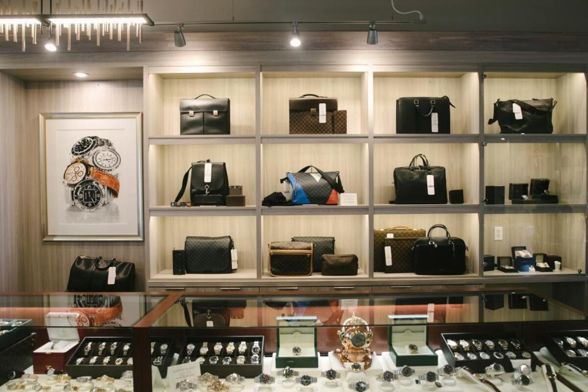 Sceptre & Sash in northeast Fresno sold pre-owned designer handbags and jewelry from Prada, Gucci, Rolex, Tiffany & Co., Louis Vuitton and Chanel. It’s closing the store, but will sell the same goods at Fresno Coin Gallery at Gettysburg and Blackstone avenues.