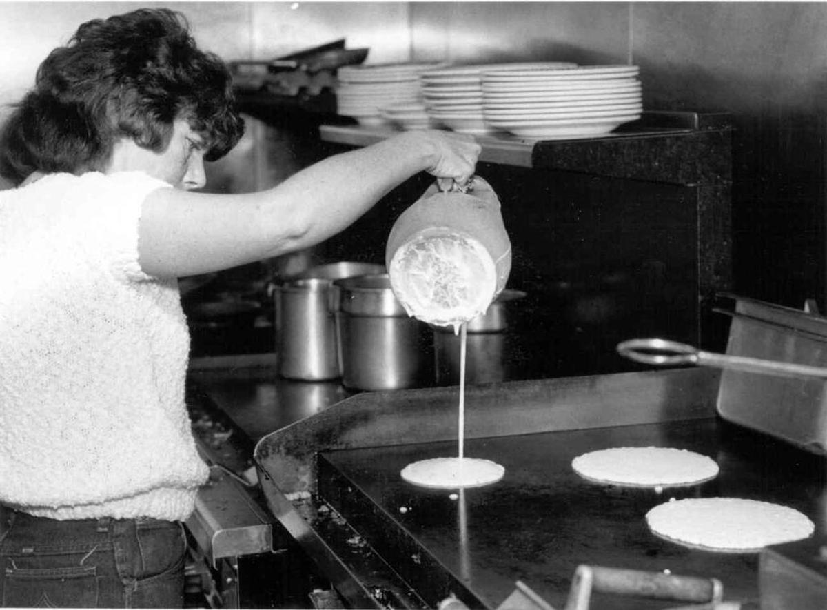 Judy Kerr, founder of the original BJ’s Kountry Kitchen, pours pancake batter on the grill on March 15, 2000 in this Fresno Bee file photo.