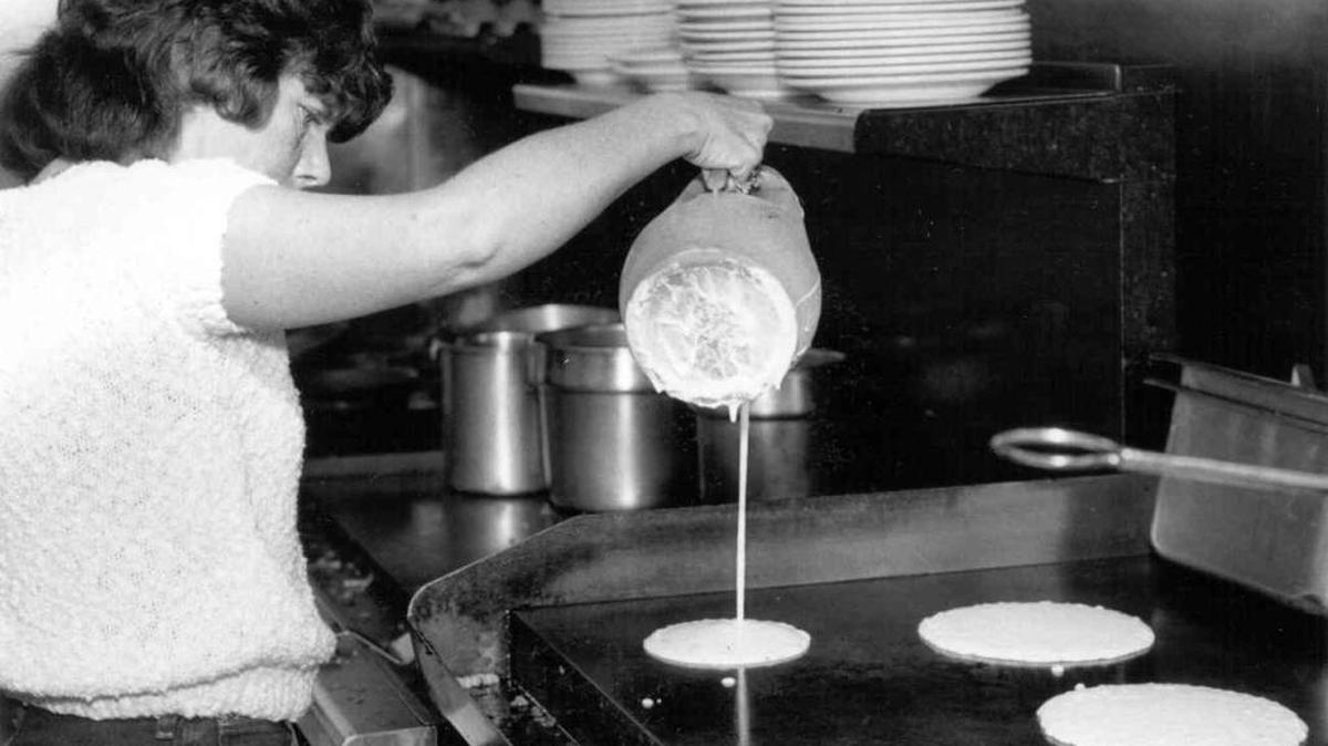 Judy Kerr, founder of the original BJ’s Kountry Kitchen, pours pancake batter on the grill on March 15, 2000 in this Fresno Bee file photo.