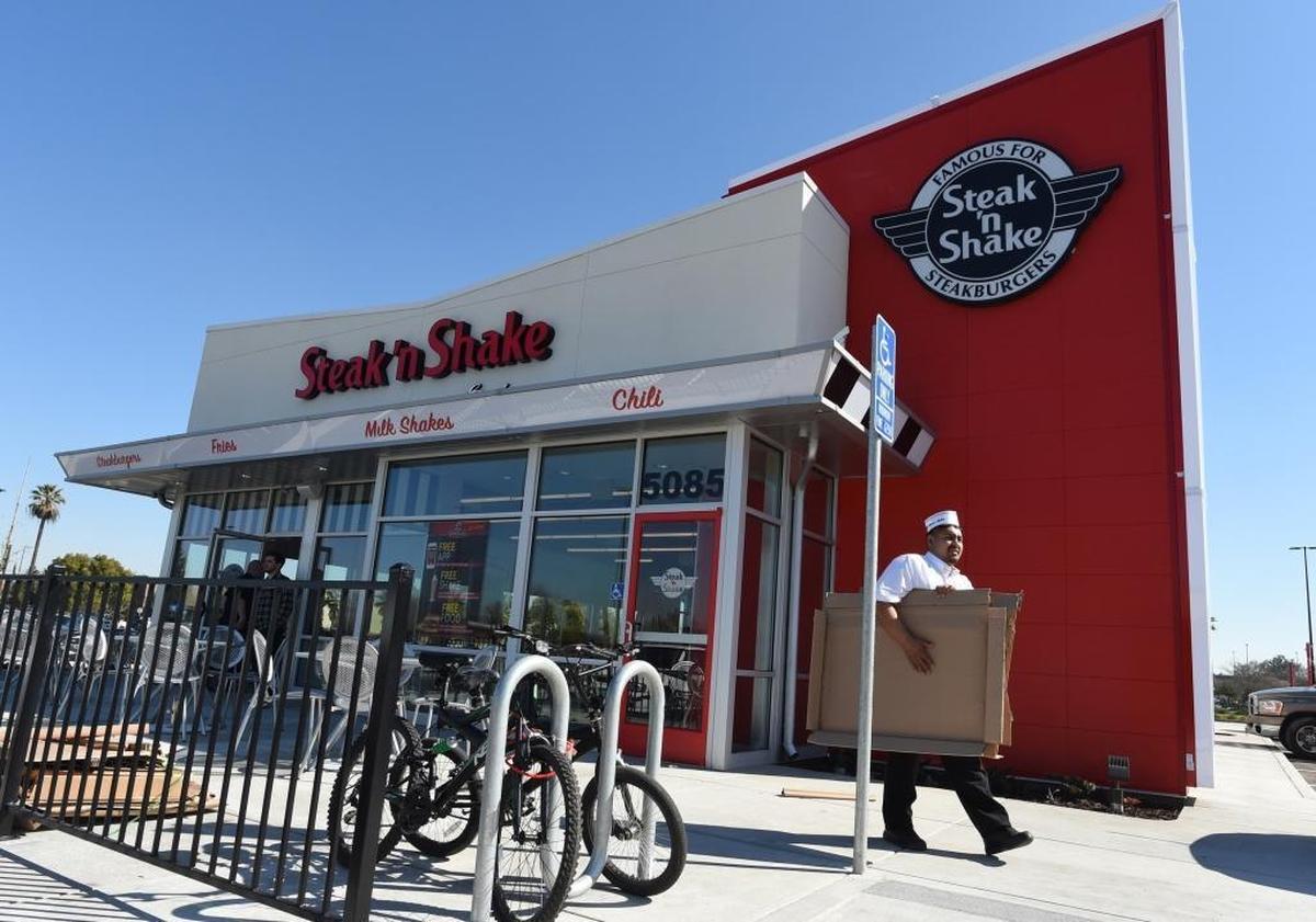 Steak ’n Shake employee Felix Rios carries out empty boxes during the restaurant’s set up Wednesday, March 1, 2017. The first Steak ’n Shake in the central San Joaquin Valley closed 14 months later.