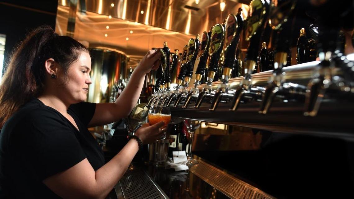 Bartender Siera Green draws a fresh brew at Riley’s Brew Pub in Clovis in this Fresno Bee file photo.