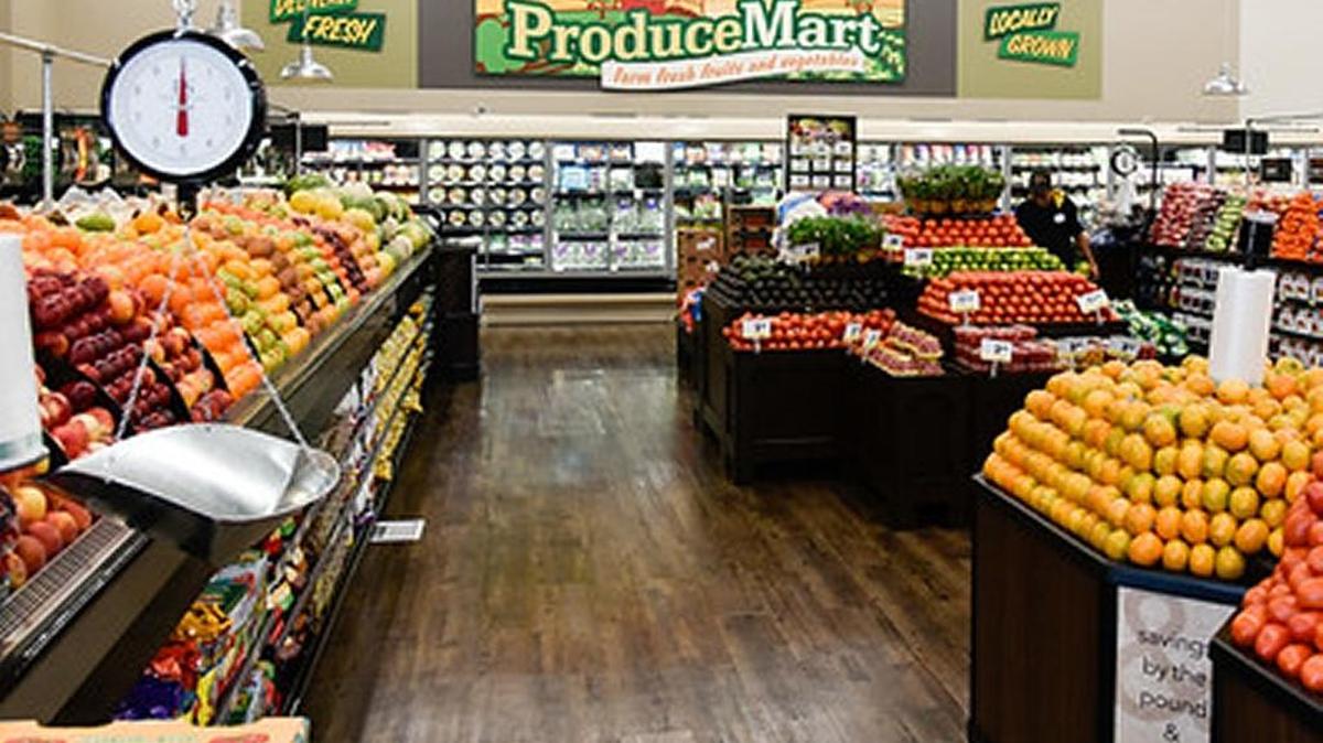 The new Smart & Final Extra! will open at the corner of Shaw and Willow avenues in Clovis Wednesday. The store format will include a fresh produce and fruit section.
