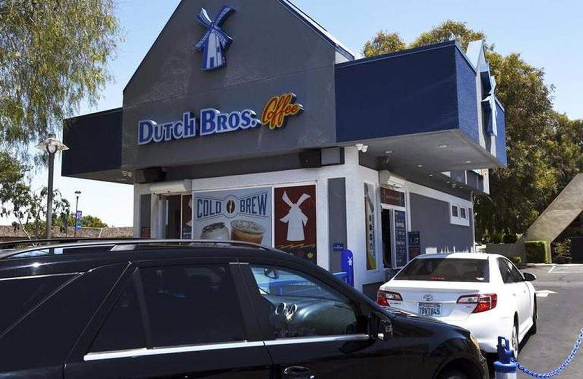 Cars line up at the Dutch Bros. drive-through kiosk at Bullard and West avenues in northwest Fresno. Clovis will be getting its own Dutch Bros in 2019.